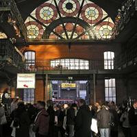 2567_0008 Farbige Glasfenster, Veranstaltung in der Fischauktionshalle Altona. | Altonaer Fischmarkt und Fischauktionshalle